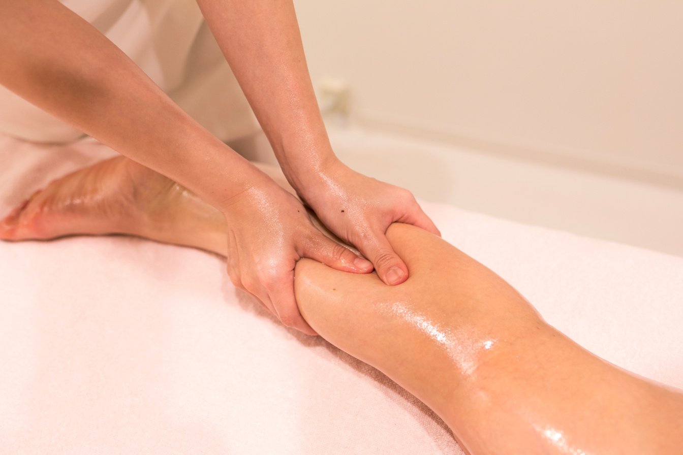 woman receiving oil massage